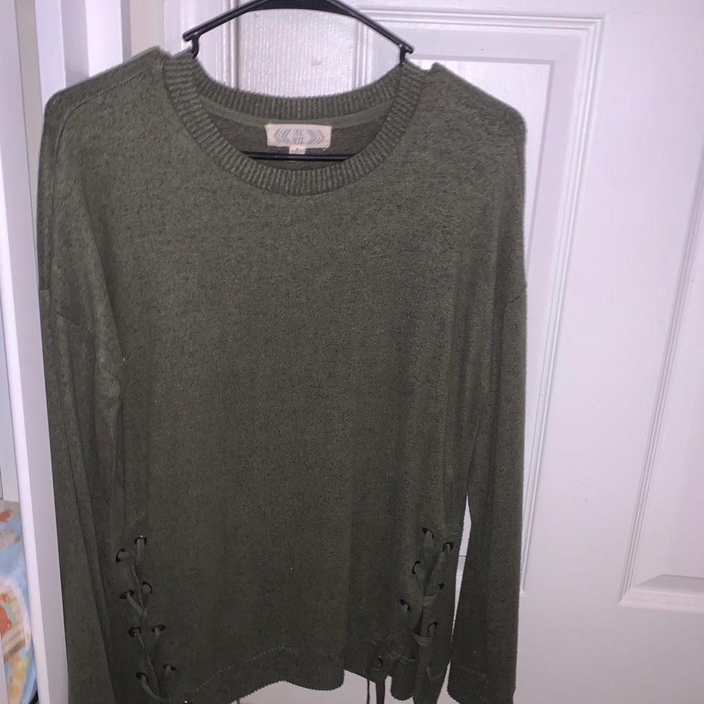 Light weight sweater/shirt